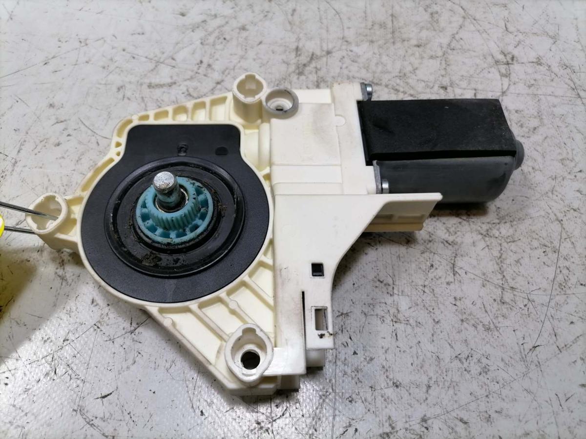 Audi A5 8T original Fensterhebermotor vorn links Bj.2009